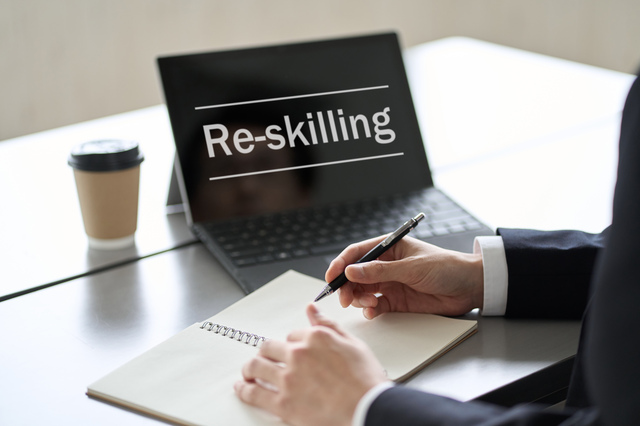 すぐに稼げる！？サラリーマンにおすすめのリスキリング8選を紹介